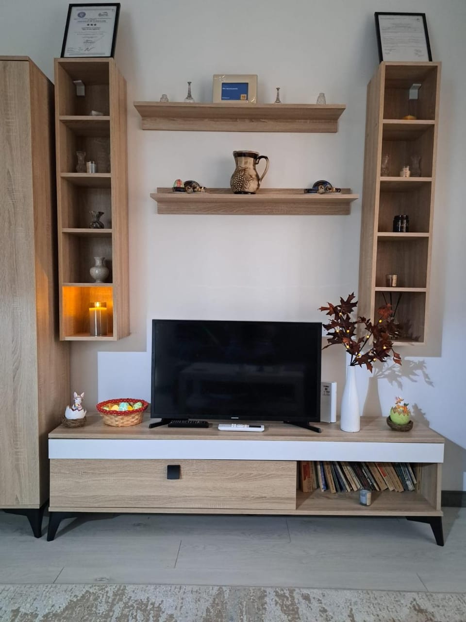 Communal lounge/ TV room, Library, TV and multimedia, Decorative detail, Evening entertainment, Certificate/Award