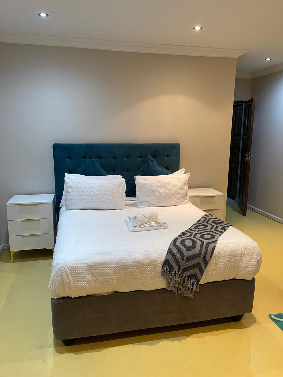 Photo of the whole room, Bedroom