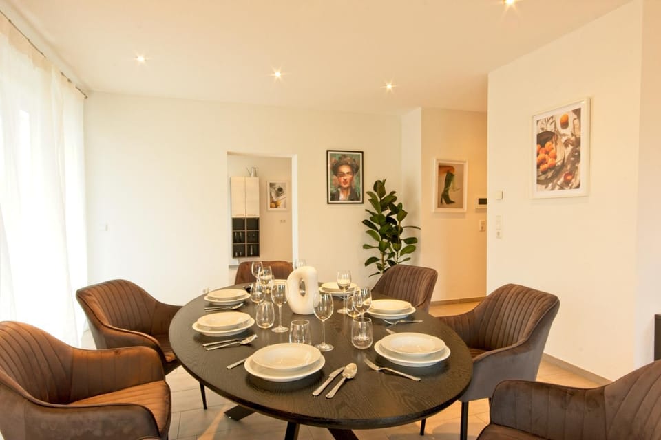 Seating area, Dining area