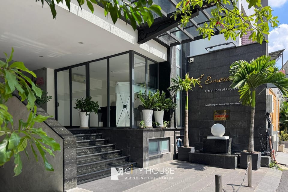 Property building, Facade/entrance, Day, Garden, Garden view