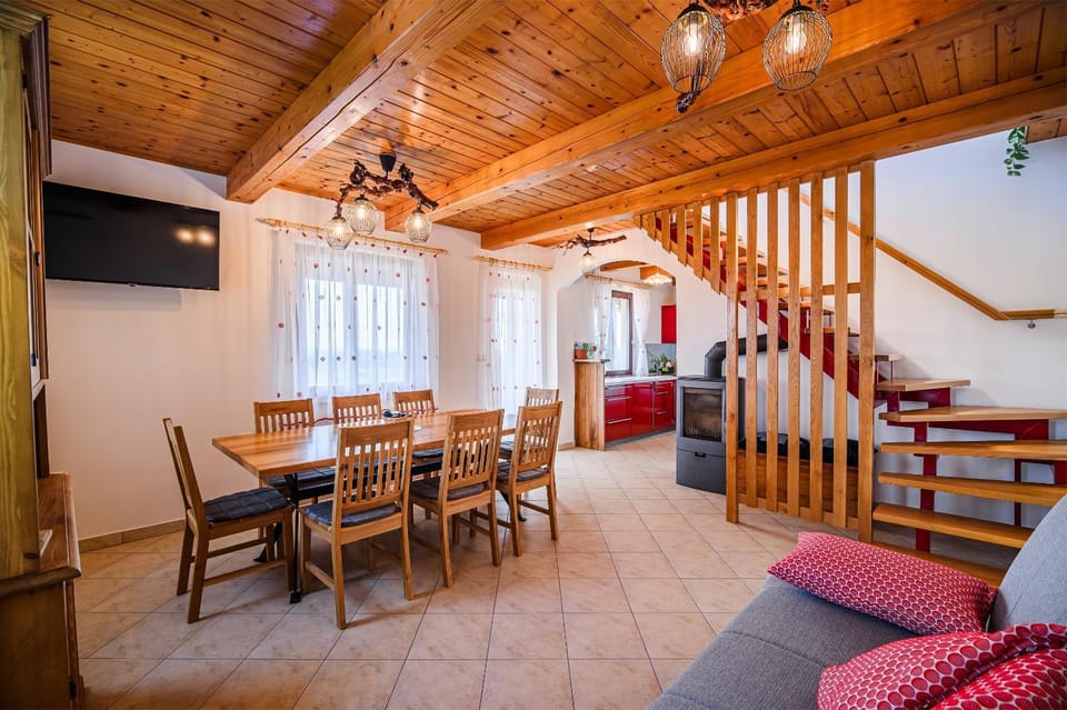 TV and multimedia, Living room, Seating area, Dining area