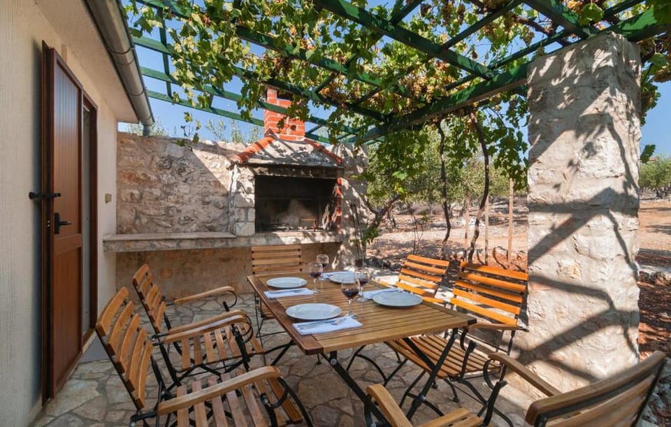 Patio, Day, Seating area, Dining area