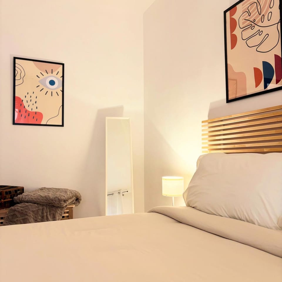 Bed, Photo of the whole room, Decorative detail, Bedroom