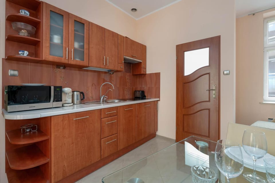 Coffee/tea facilities, Kitchen or kitchenette, oven, stove