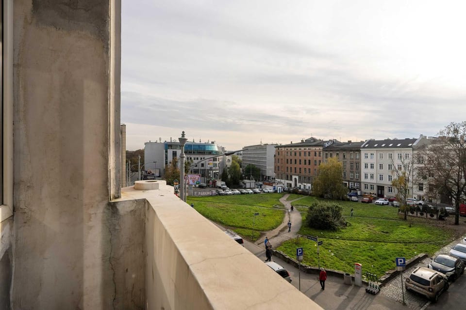 Day, Neighbourhood, Natural landscape, City view, Location