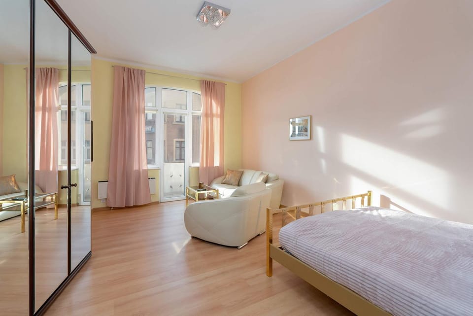 Bed, Living room, Photo of the whole room, wardrobe
