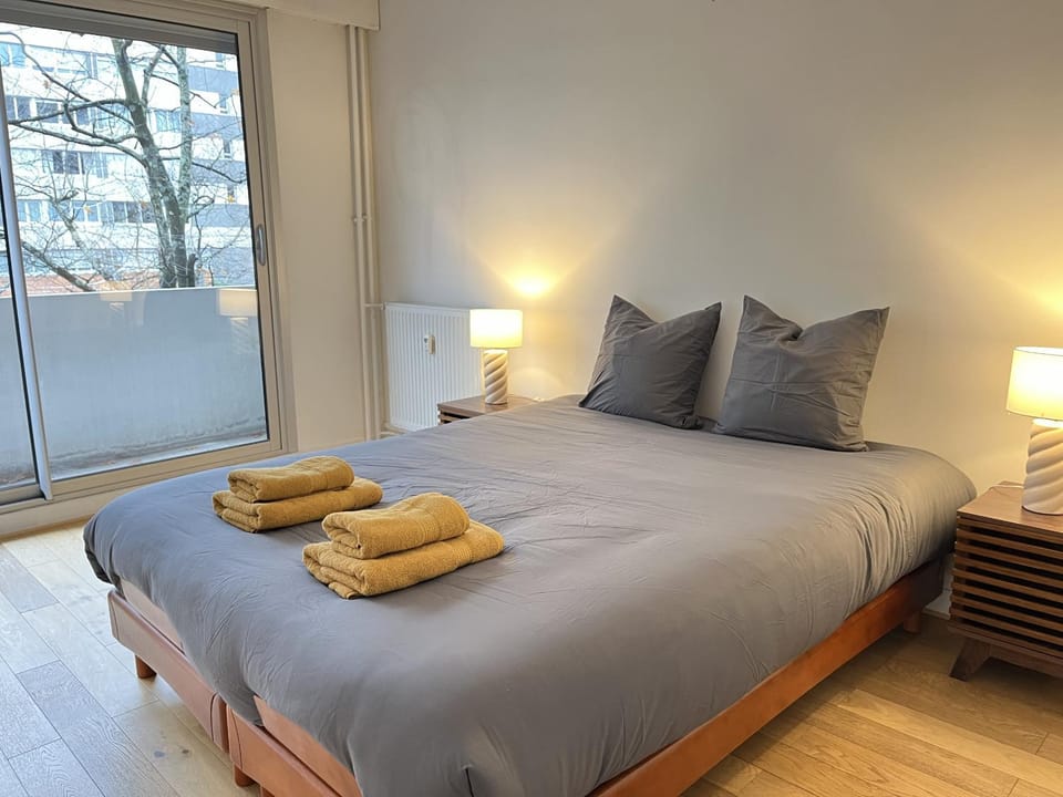 Bed, Bedroom, towels