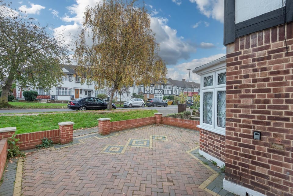 A wonderful and spacious house in a charming road House in London
