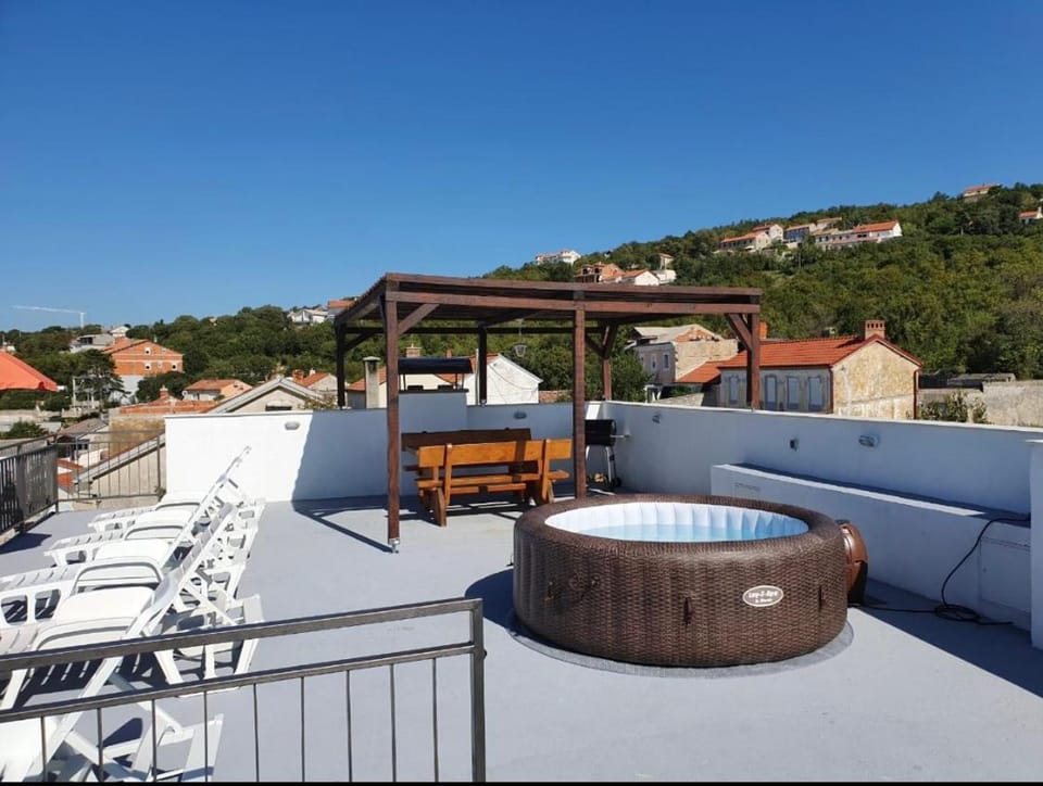Patio, Natural landscape, Hot Tub, Balcony/Terrace, Mountain view, sunbed