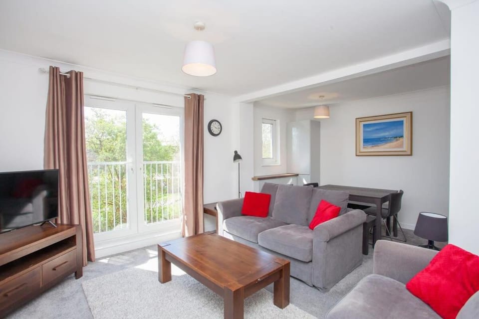 3 Bedroom Duplex with Free Parking Apartment in Glasgow