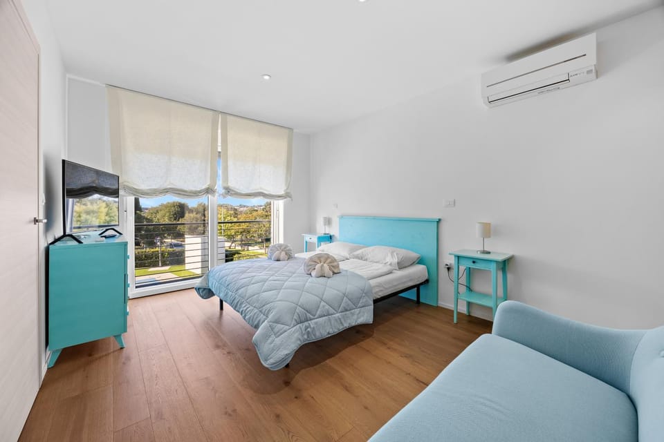 Photo of the whole room, Bedroom, air conditioner