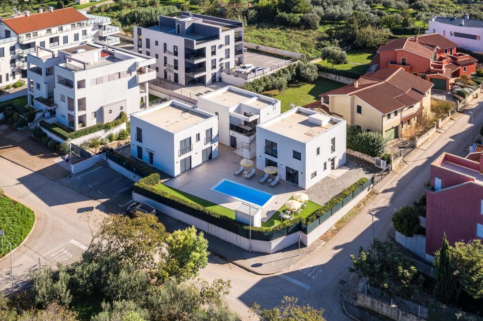 Property building, Day, Neighbourhood, Bird's eye view, Pool view, Street view, Swimming pool, Location, Parking