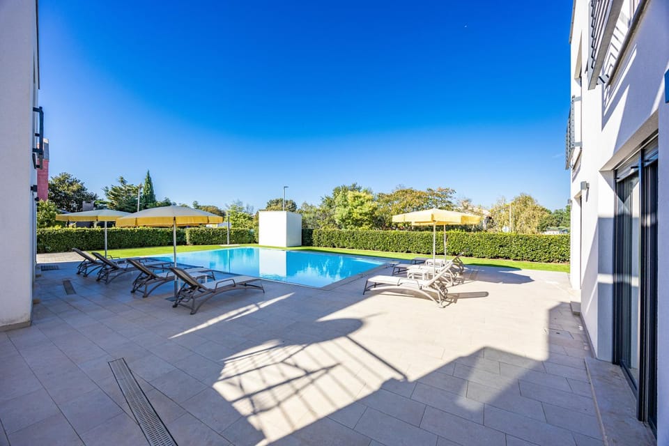 Property building, Patio, Day, Pool view, Swimming pool, Swimming pool, sunbed