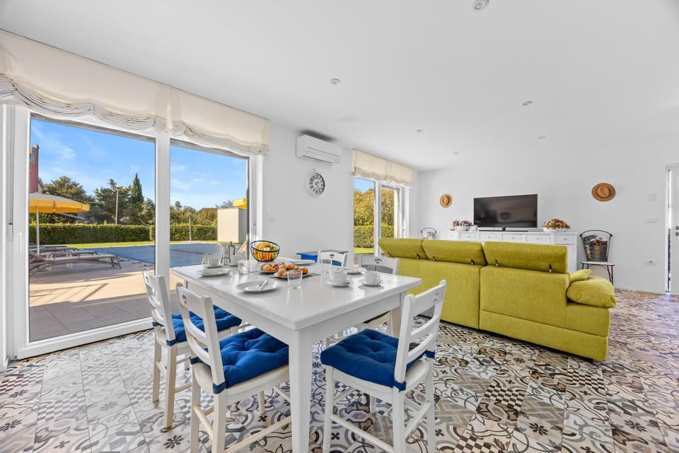 Patio, Communal lounge/ TV room, TV and multimedia, Living room, Dining area, Evening entertainment