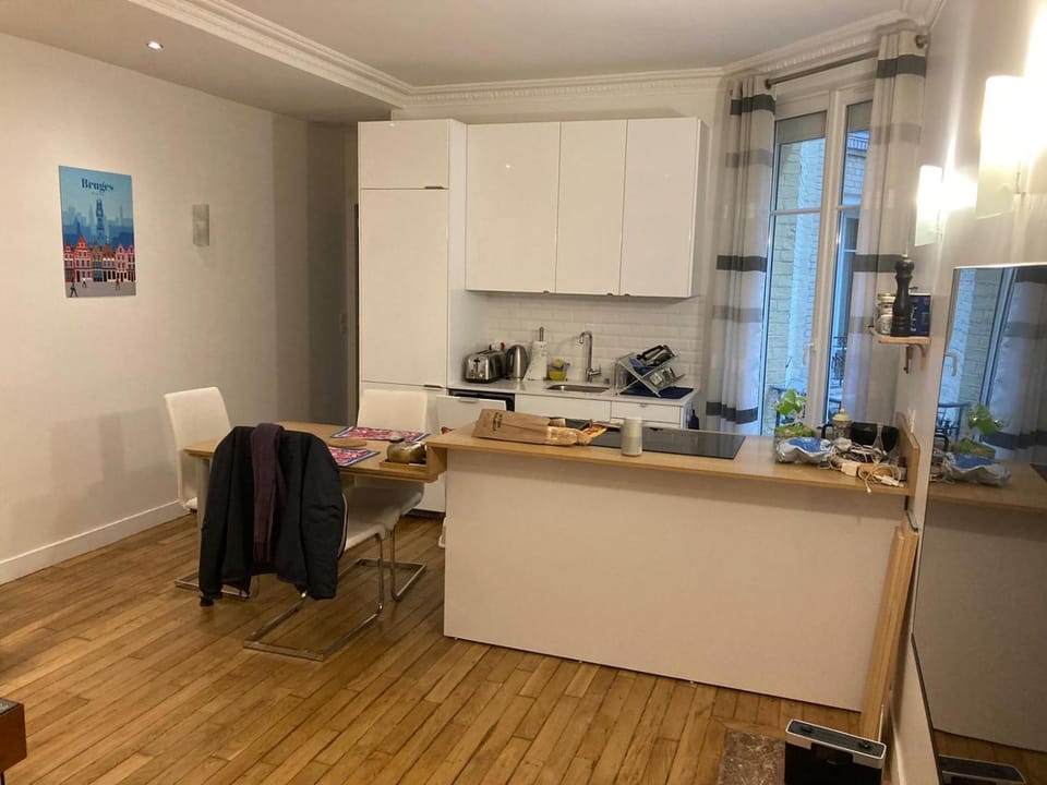 Kitchen or kitchenette, Dining area, stove