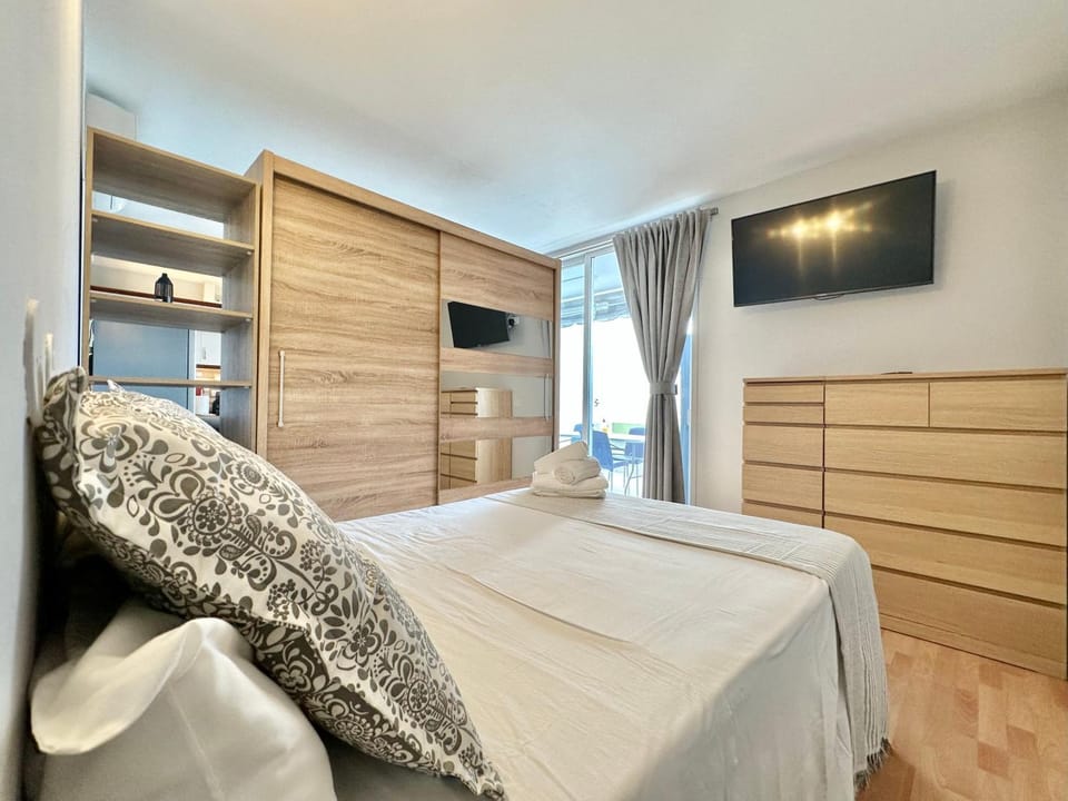 Bed, TV and multimedia, Bedroom, wardrobe