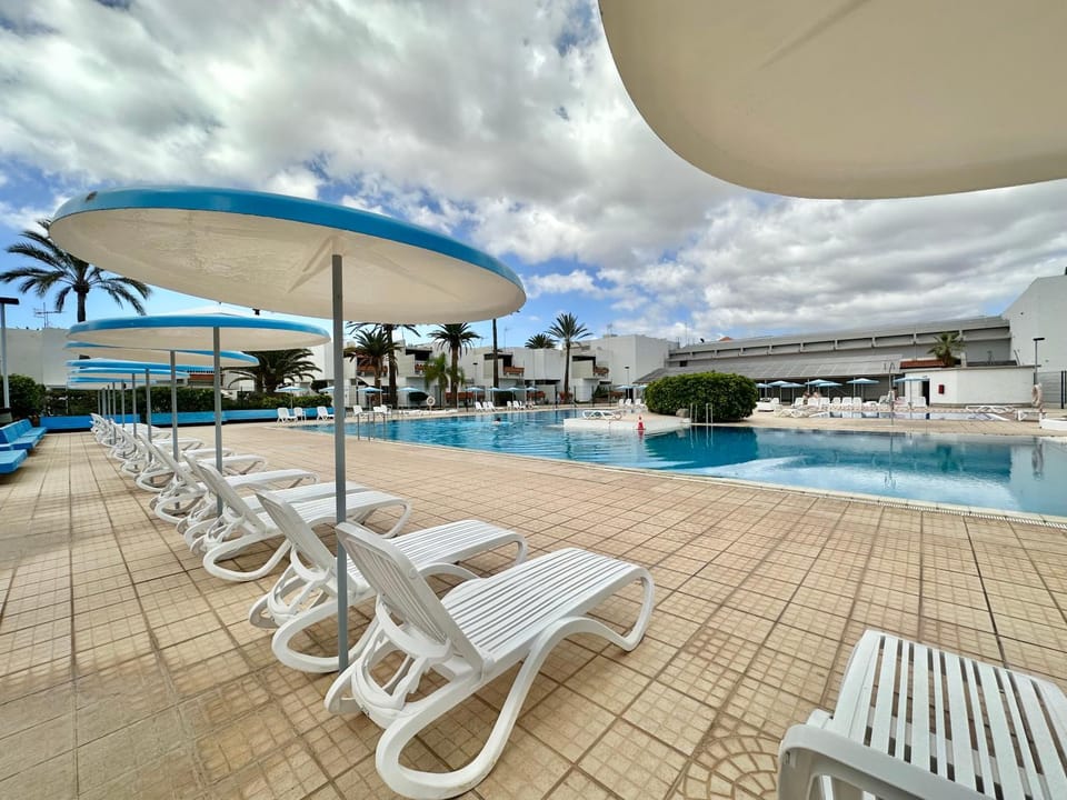 Swimming pool, Swimming pool, sunbed