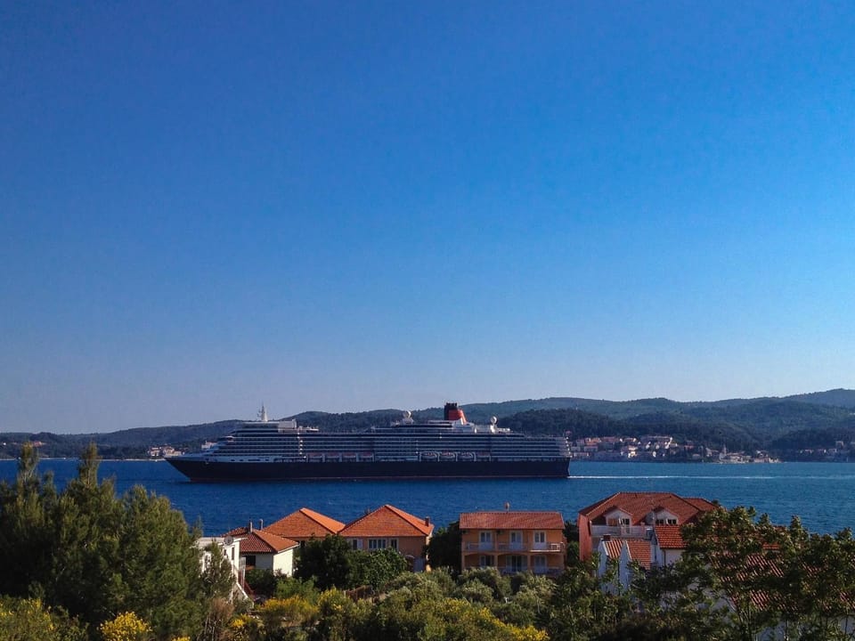 View (from property/room), Area and facilities