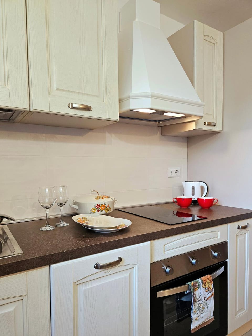 Coffee/tea facilities, Kitchen or kitchenette, dishwasher