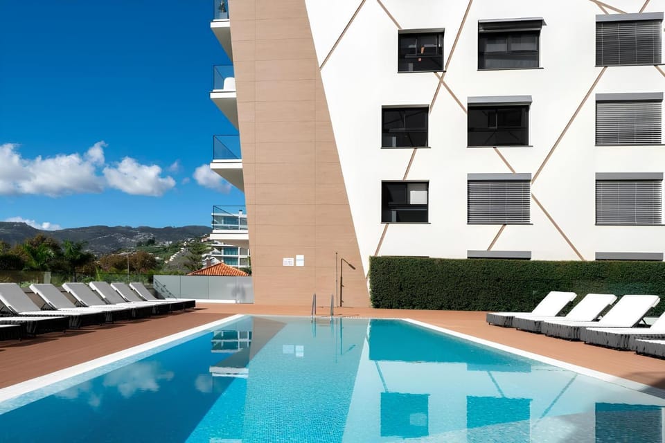 Property building, Patio, Day, Pool view, Swimming pool, sunbed