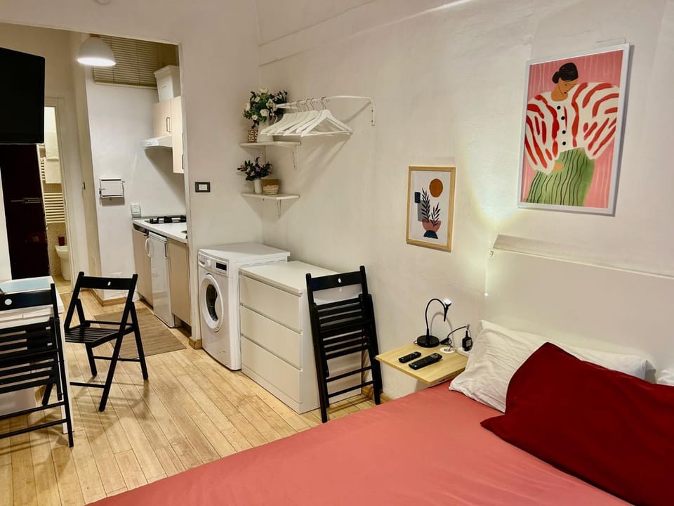Bed, Kitchen or kitchenette, Living room, Photo of the whole room, Seating area, Dining area, Bedroom, stove