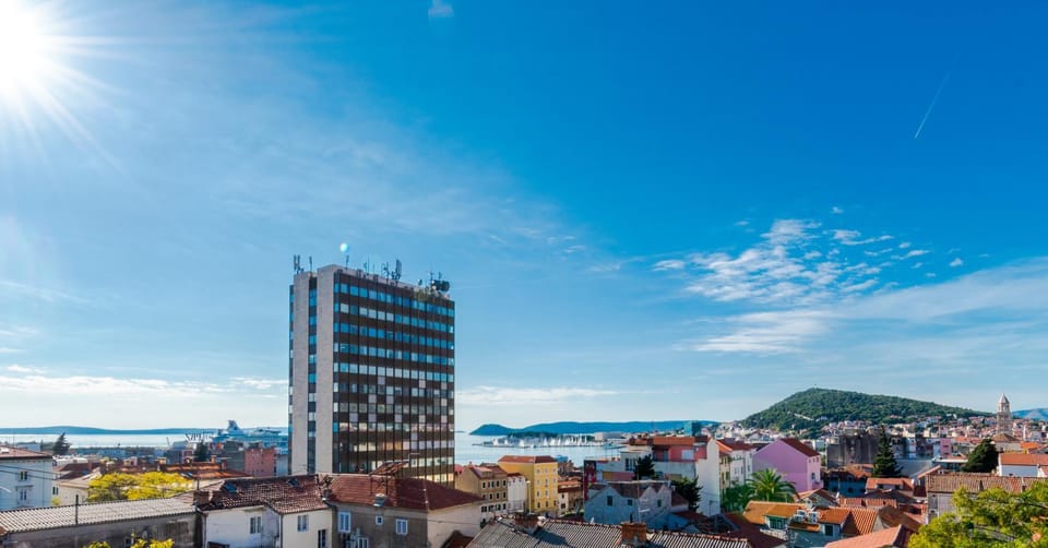 Balcony/Terrace, City view, Landmark view, Mountain view, Sea view, Street view