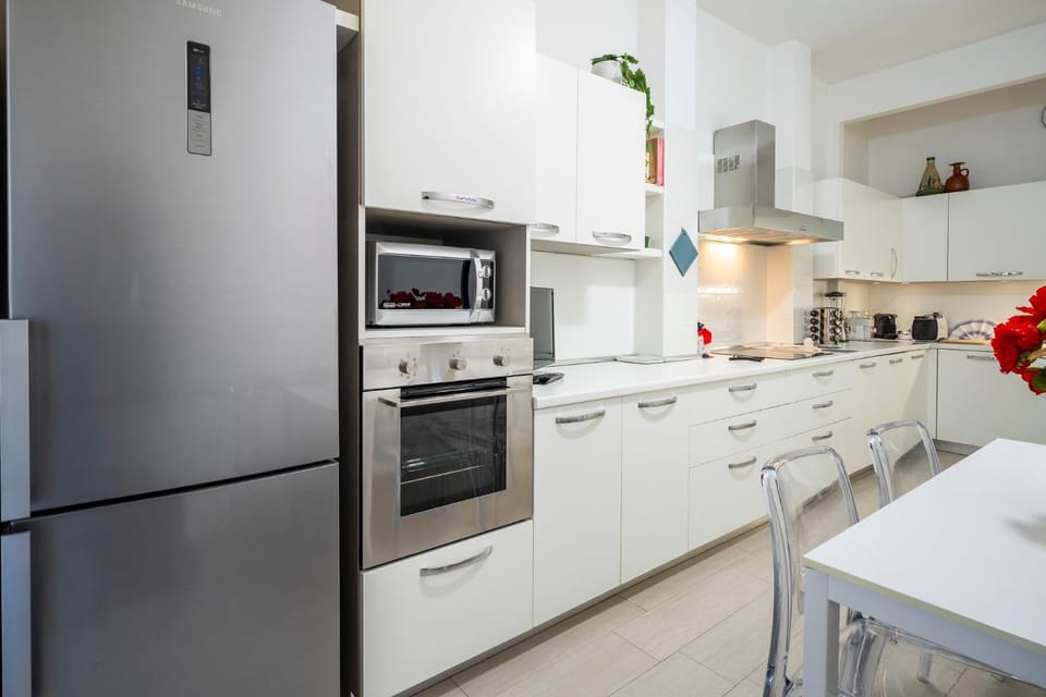 TV and multimedia, Kitchen or kitchenette, Dining area, dishwasher, microwave, oven, stove, toaster, washing machine
