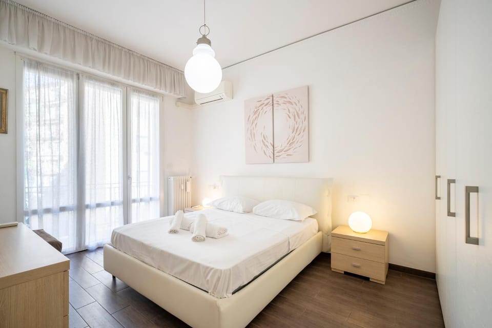 Bed, TV and multimedia, Photo of the whole room, Bedroom, towels, air conditioner