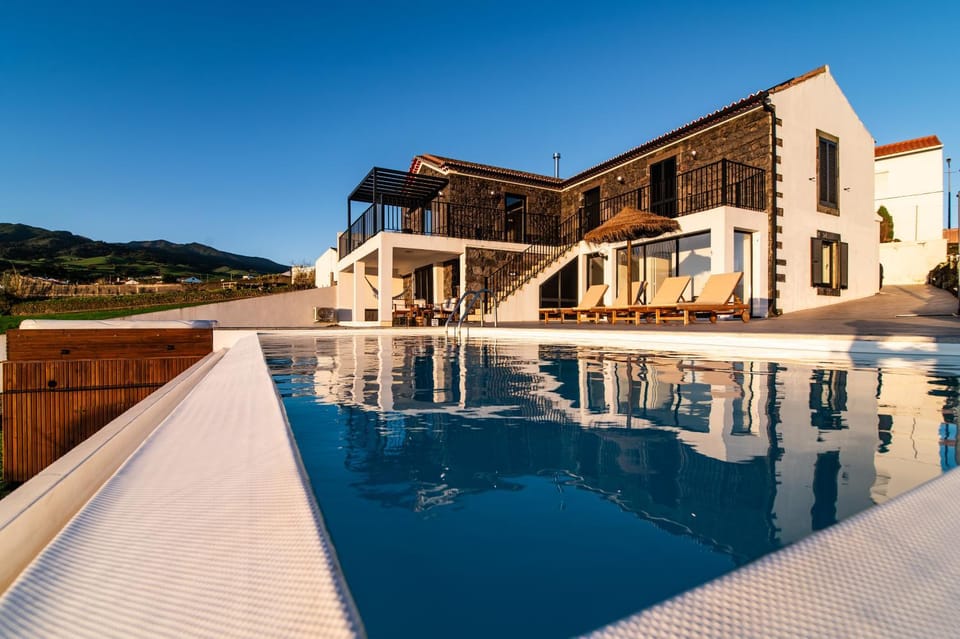 Property building, Day, Mountain view, Pool view, Swimming pool, sunbed
