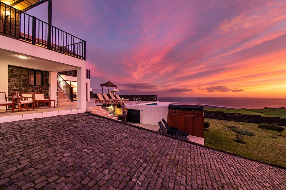 Property building, Patio, Day, Natural landscape, Hot Tub, View (from property/room), Balcony/Terrace, Sea view, Sunrise