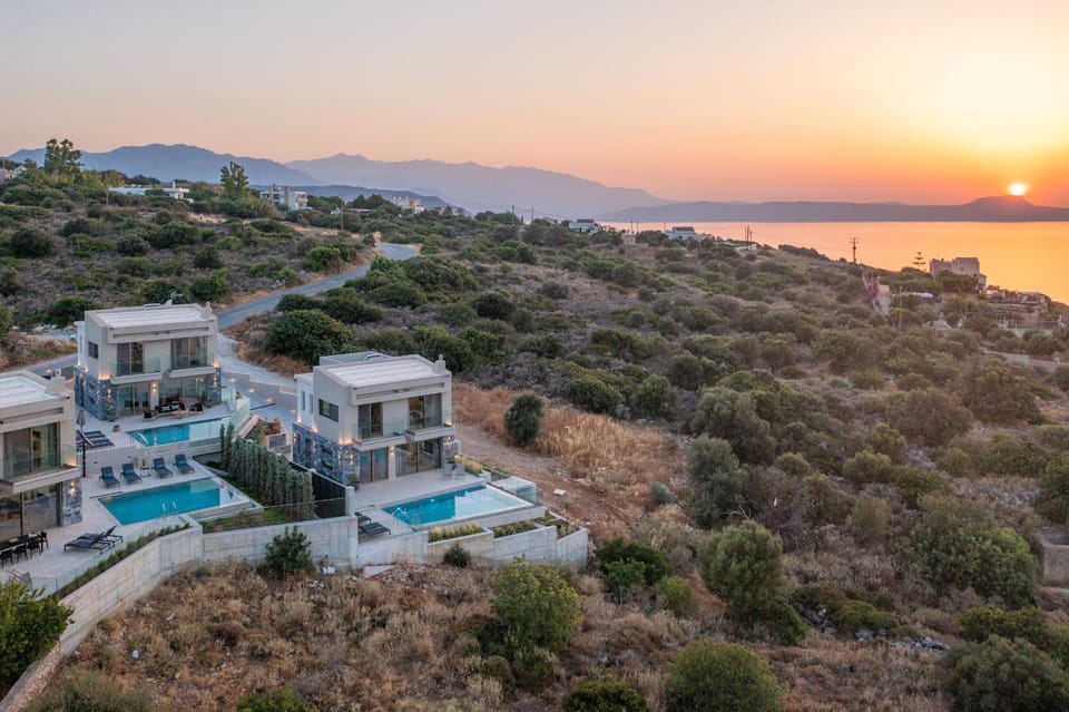 Property building, Nearby landmark, Day, Natural landscape, Bird's eye view, Mountain view, Pool view, Sea view, Swimming pool, Sunrise, Sunset, sunbed