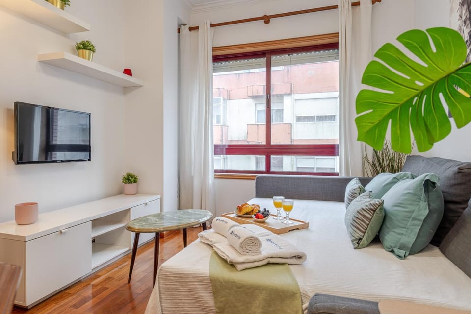 Bed, TV and multimedia, Living room, towels