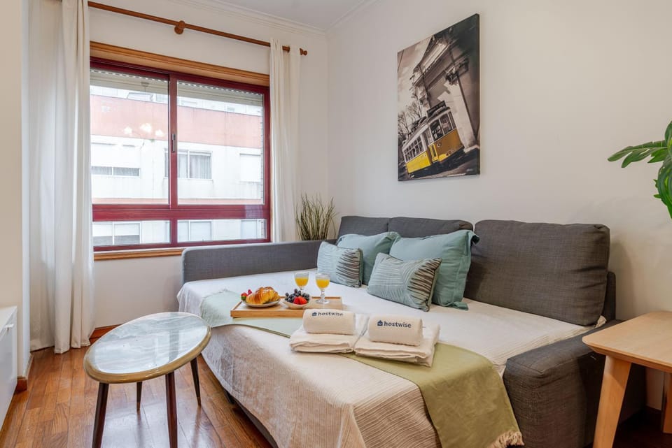 Bed, Living room, towels