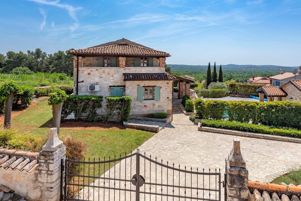 Property building, Spring, Day, Natural landscape, Garden, Garden view