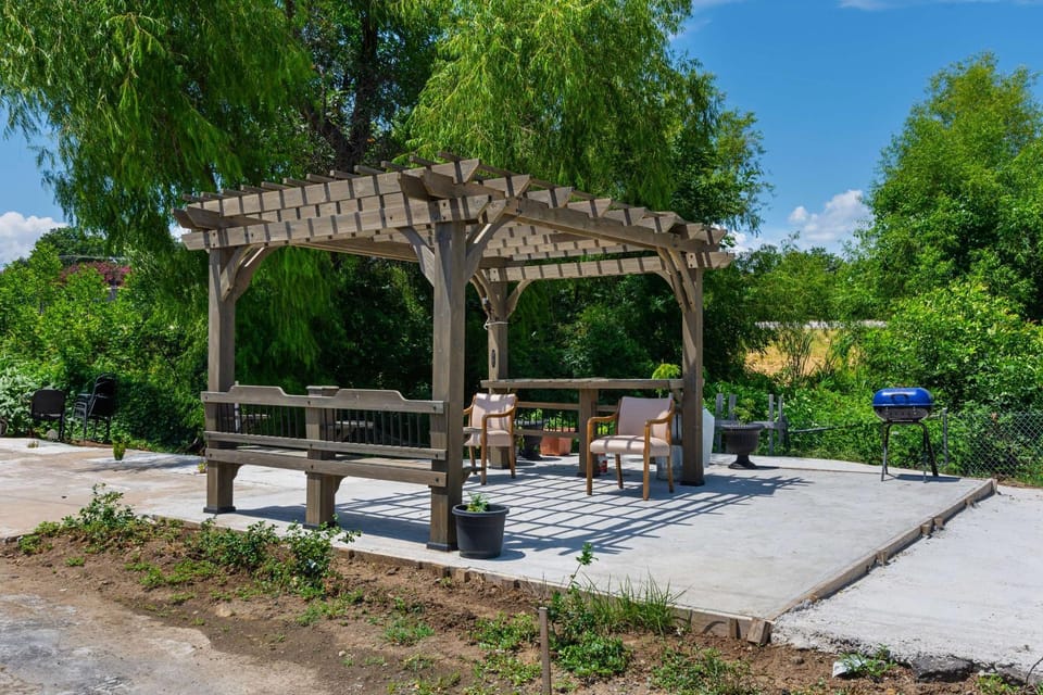 Property building, Day, Garden, On site, Garden view, Time of day