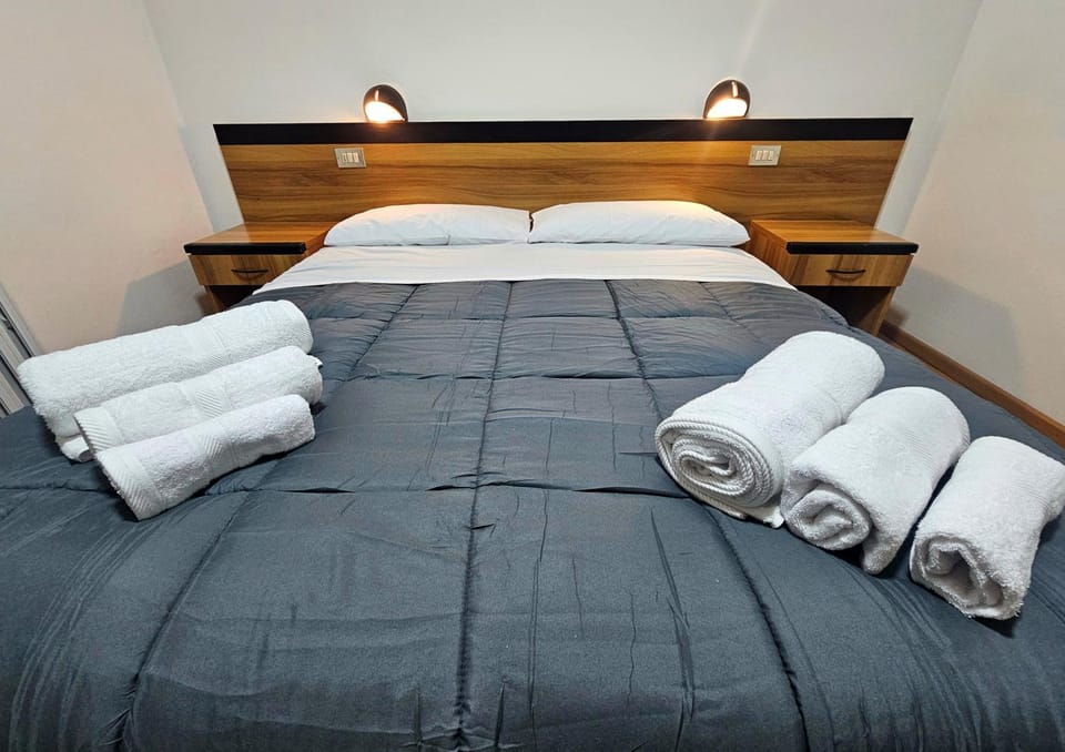 Bed, Photo of the whole room, Bedroom, towels