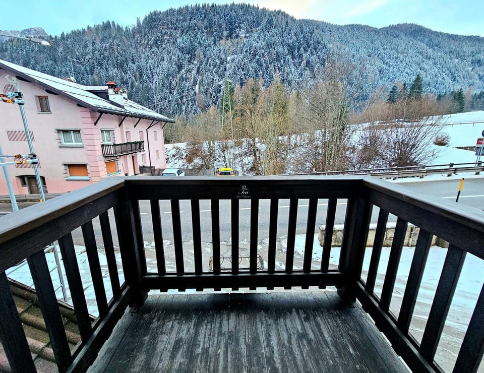 Balcony/Terrace, Balcony/Terrace, Mountain view, Mountain view, Street view