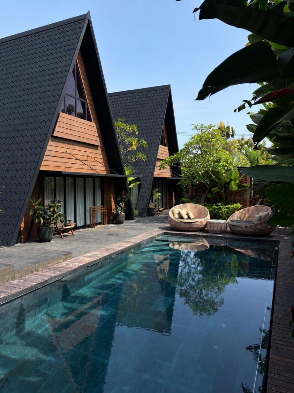 Property building, Day, Pool view, Swimming pool, sunbed