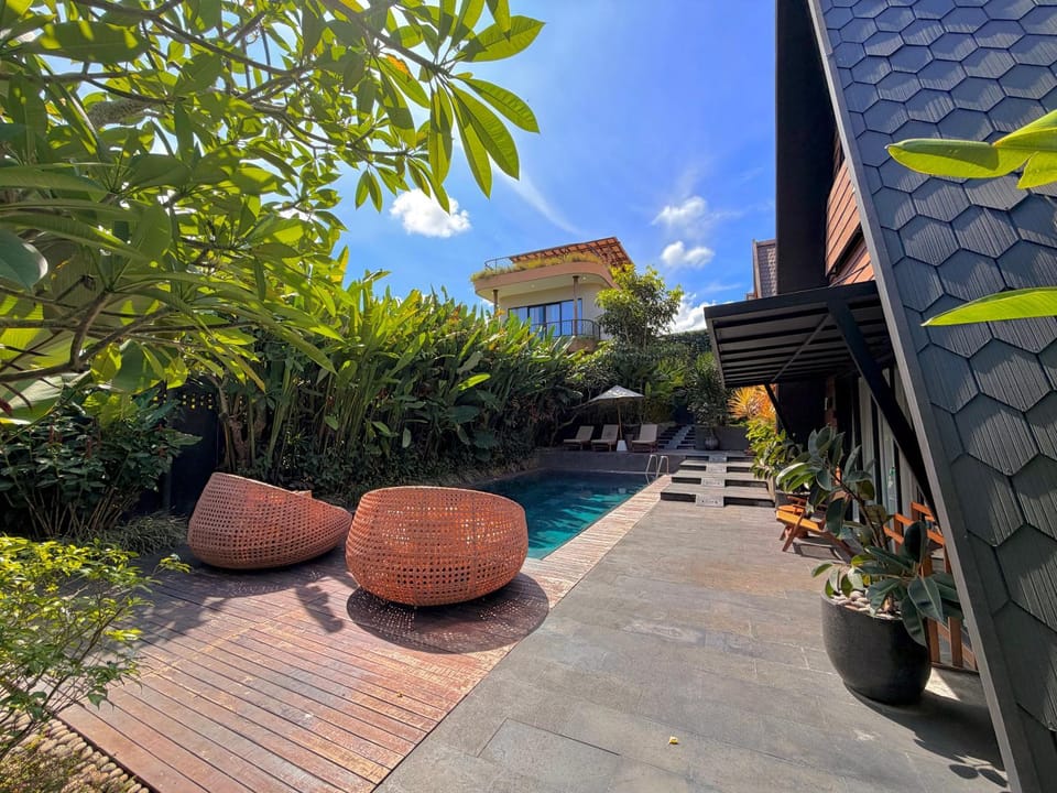 Property building, Spring, Day, Garden, Garden view, Pool view, Swimming pool, sunbed