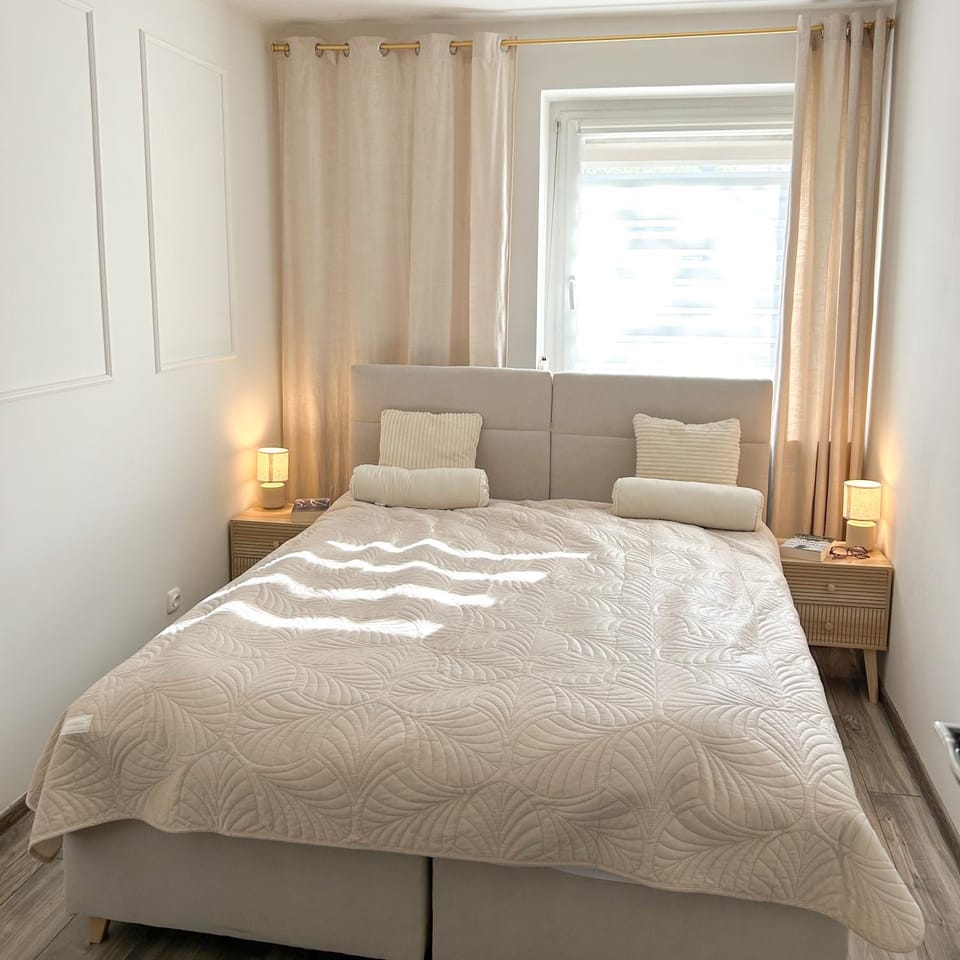 Photo of the whole room, Seating area, Bedroom