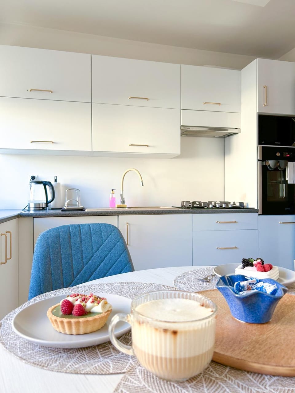 Coffee/tea facilities, Kitchen or kitchenette, Food and drinks, Dining area, Food, stove