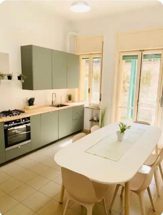 Kitchen or kitchenette, Dining area, stove