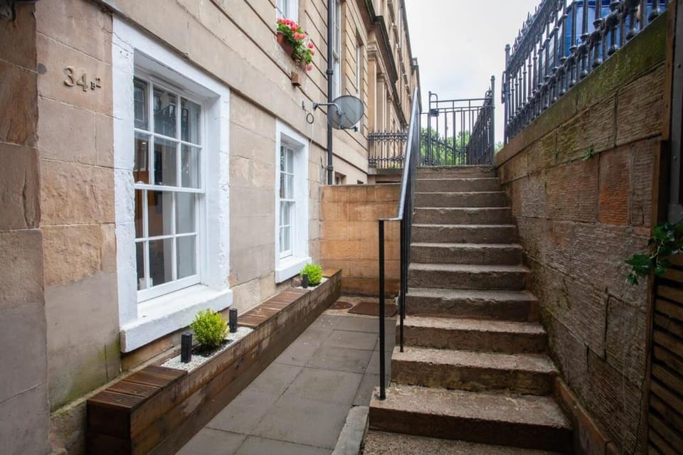 Beautiful 2 Bed Flat with a Private Terrace Apartment in Glasgow