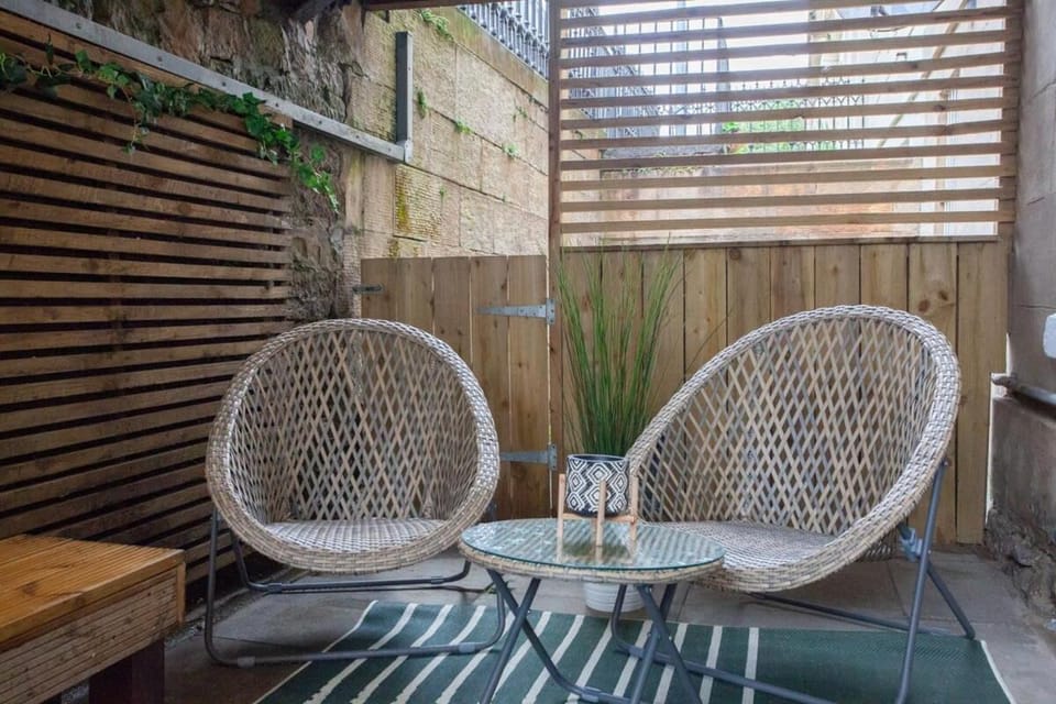 Beautiful 2 Bed Flat with a Private Terrace Apartment in Glasgow