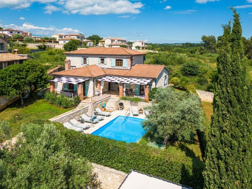Property building, Garden, Swimming pool