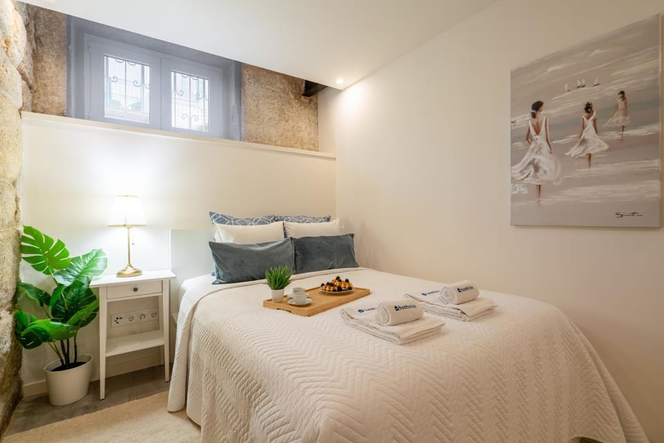 Bed, Photo of the whole room, Bedroom, Food, towels