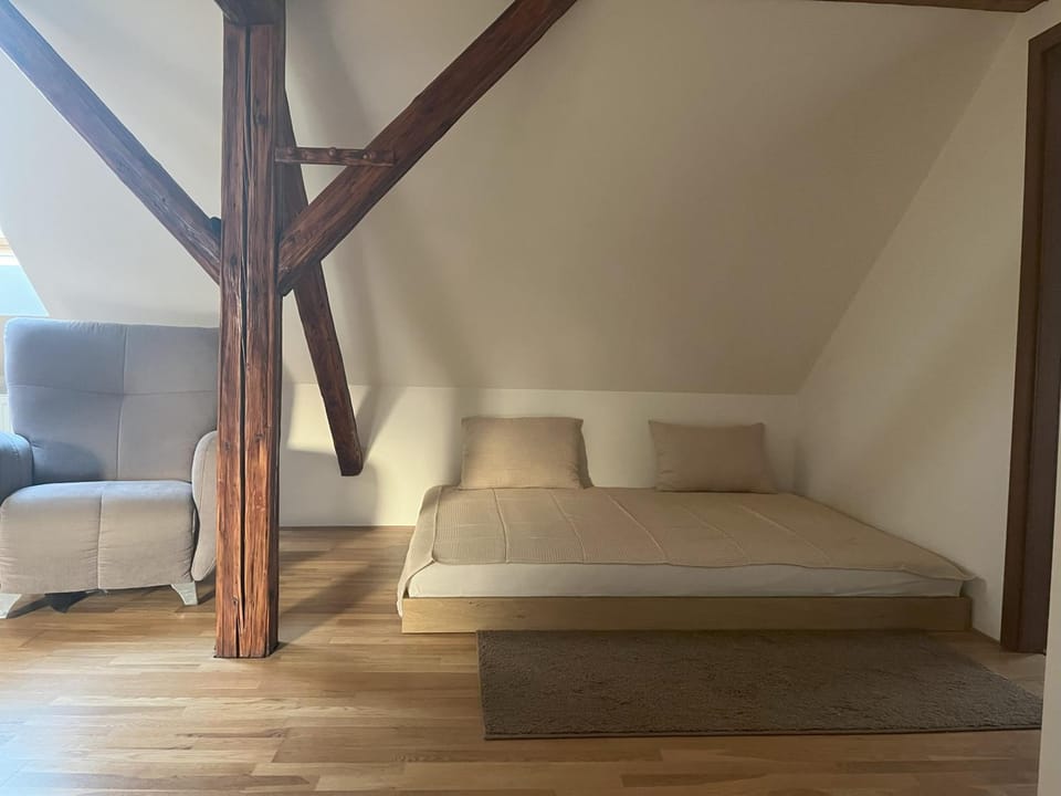 Bed, Seating area