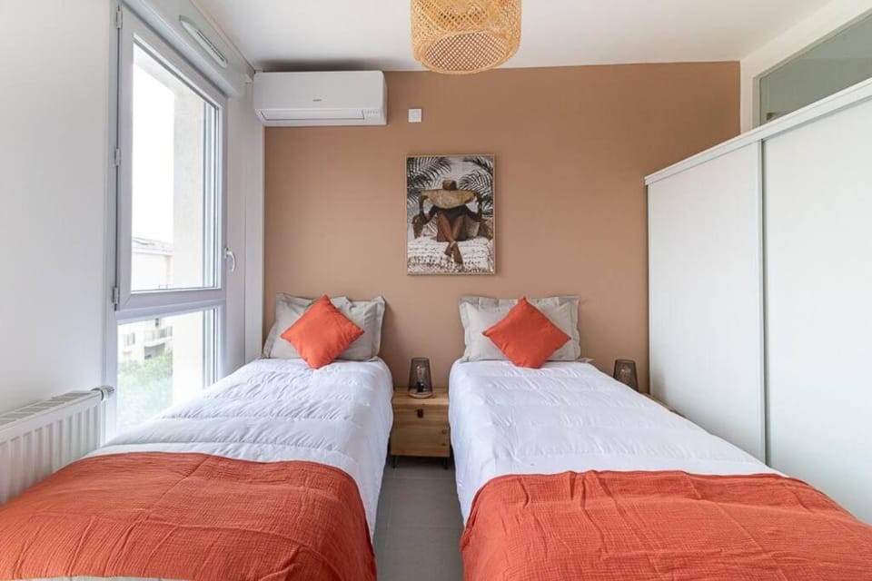 Bed, Photo of the whole room, Bedroom