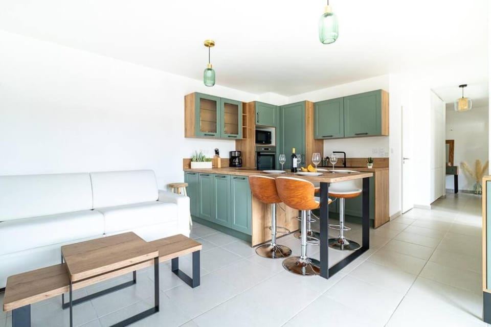 Dining area, dishwasher, oven, stove, toaster