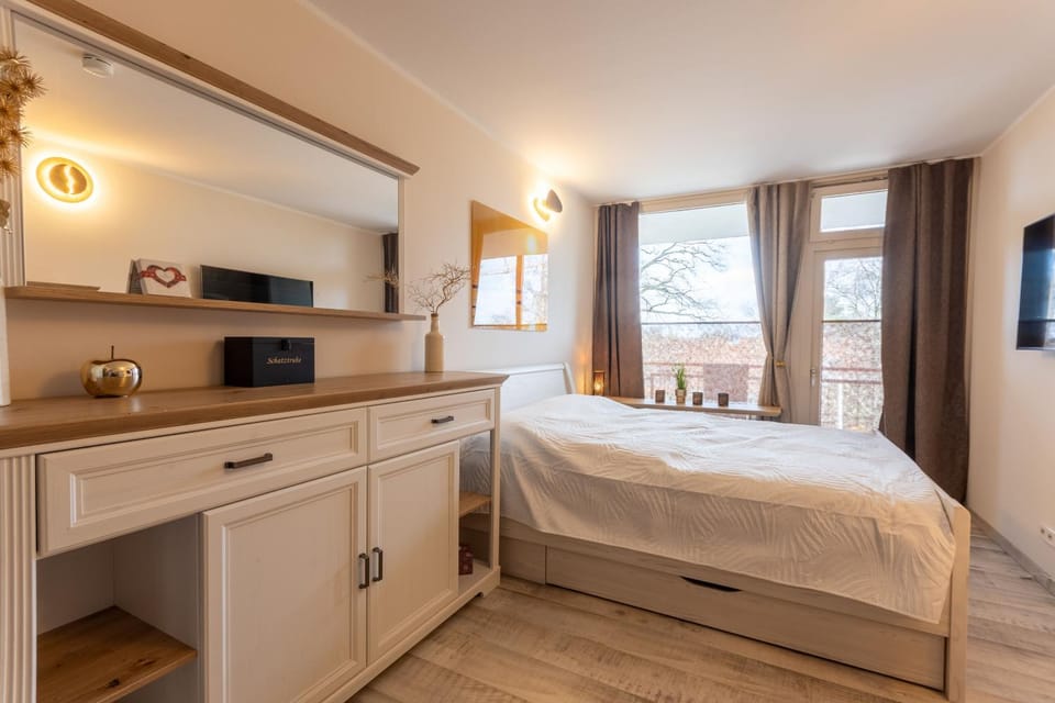 Photo of the whole room, Bedroom, wardrobe